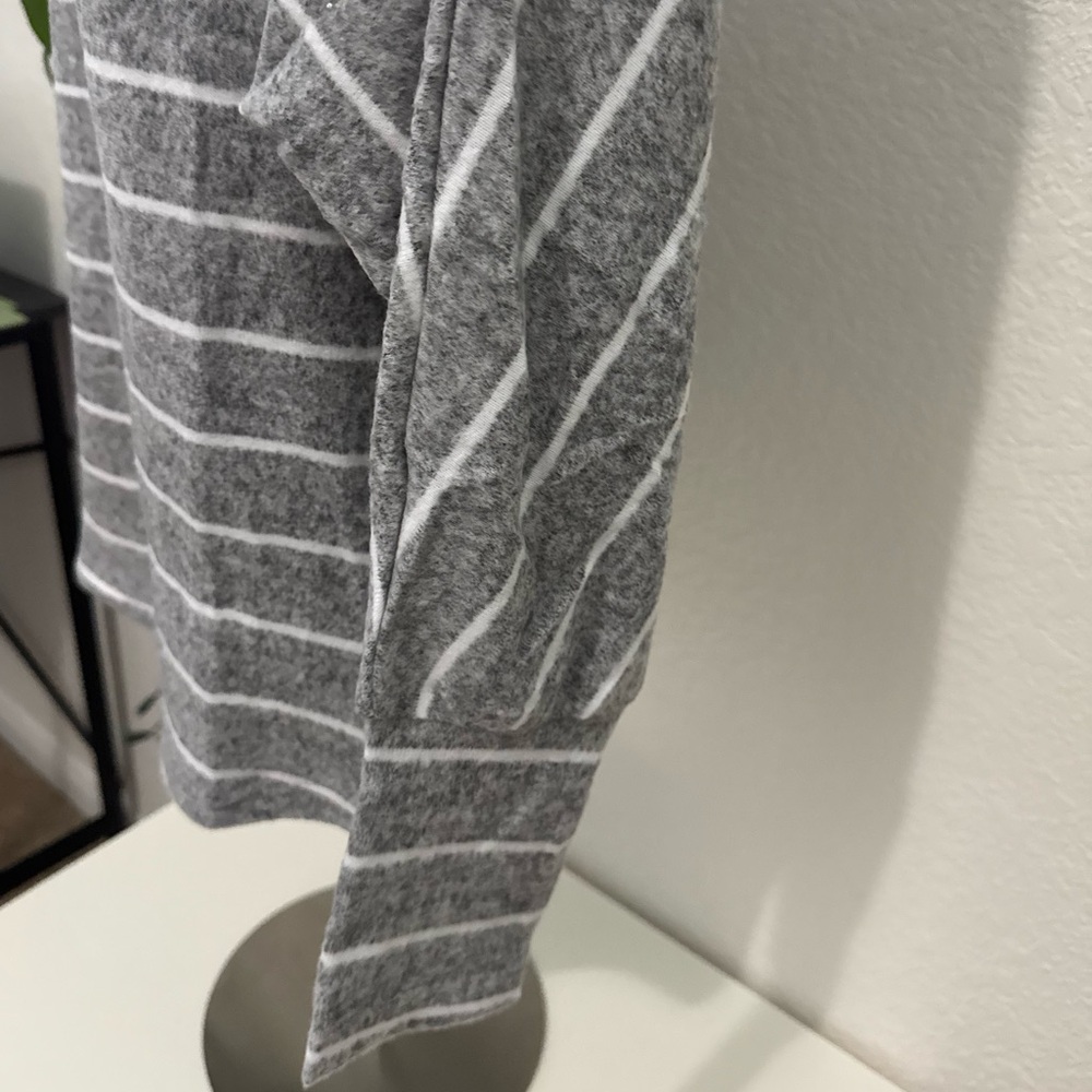 Women’s Gray Striped Long Sleeve Top Soft Knit Size S and M New Without Tags - Picture 3 of 3